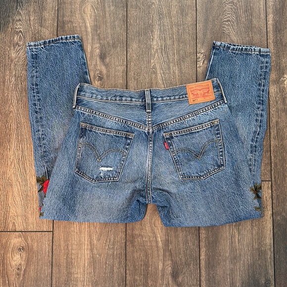 Levi Women’s Rose Jeans - Picture 2 of 3